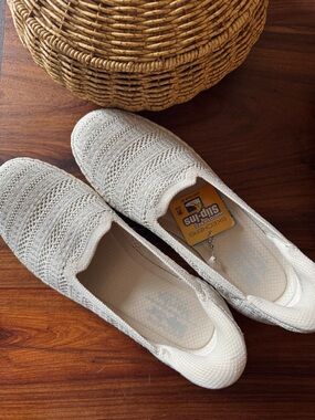 NWT! Size 10, Martha Stewart Skechers Willshire BLVD glimmer hands-free Slip-Ins